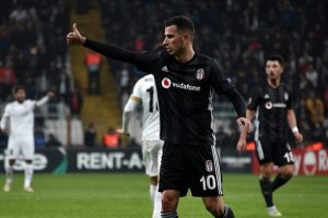 Beşiktaş trib&uuml;nlerinde Oğuzhan hazırlığı!