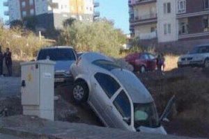 Kaza yapan ara&ccedil; şarampole d&uuml;şt&uuml;