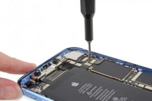 iPhone XR'ı par&ccedil;alarına ayırdılar