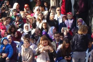 Bursa İneg&ouml;l'de mehteri g&ouml;ren telefona sarıldı