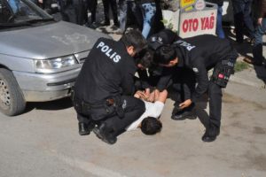 Bursa'da polisin 'dur' ihtarına duymayan şahıs tabanca ve uyuşturucu ile yakalandı
