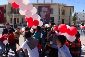 Suriyelilerin balon izdihamı!