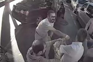Otob&uuml;ste dehşet anları! &Ouml;nce karısı fotoğrafını &ccedil;ekti sonra...