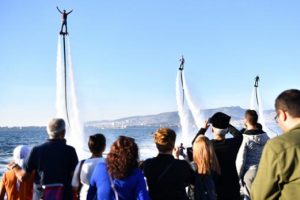 İzmirlilere flyboard s&uuml;rprizi