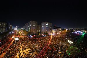 Bursalılar Cumhuriyet i&ccedil;in y&uuml;r&uuml;d&uuml;