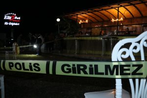 D&uuml;ğ&uuml;n salonunda birbirlerine girdiler