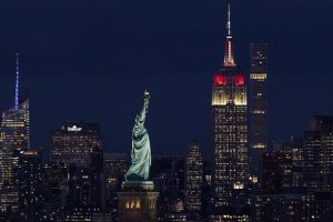 Empire State T&uuml;rk bayrağının renklerine b&uuml;r&uuml;nd&uuml;