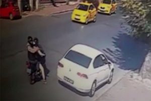 Oto galeriye kurşun yağdırdılar