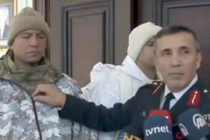 Komutan askerlerin kış donanımını anlattı