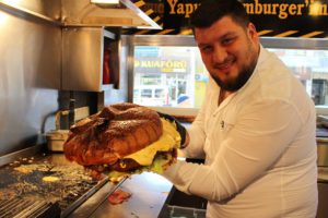İzmir'de 5 kiloluk dev hamburger