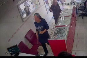 Kız kardeşler d&uuml;kkanı basıp &ccedil;eki&ccedil;le saldırdı