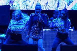 Hande Yener ve Ece Se&ccedil;kin'den muhteşem performans