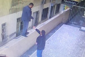 Engelli gencin telefonunu alıp ka&ccedil;tı