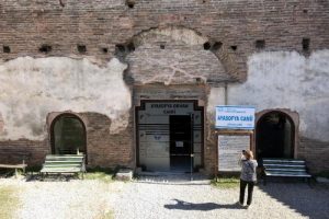 Bursa'da 1700 yıllık Ayasofya Orhan Camii'ndeki cam kapı tepki &ccedil;ekti