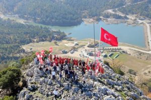 Bursa'da T&uuml;rk bayrağı zirvede dalgalandı