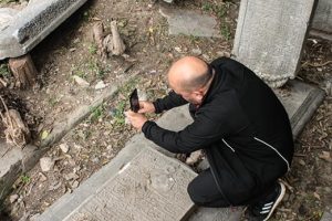 Ey&uuml;psultan Mezarlığı definecilerin hedefi oldu