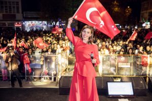 Burcu G&uuml;neş'ten Cumhuriyet konseri