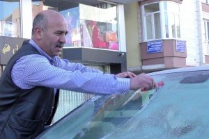 Ardahan'da ara&ccedil;ların camları buz tuttu