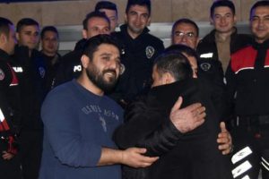 23 yıllık hasret kimlik kontrol&uuml;yle son buldu