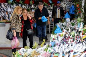 Turistlerin balık pazarı ilgisi
