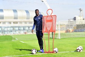 Başakşehir'de Adebayor takımla birlikte &ccedil;alışmalara başladı