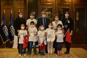 Bursa B&uuml;y&uuml;kşehir Belediye Başkanı Aktaş farkındalık i&ccedil;in maske taktı