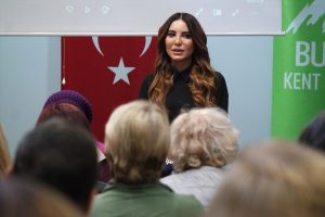 Azerbaycanlı ressam Bursa'da &ccedil;izim tekniklerini paylaştı