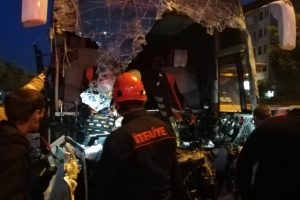 Yolcu otob&uuml;s&uuml; TIR'a &ccedil;arptı: 1 &ouml;l&uuml;, 17 yaralı