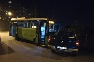 Halk otob&uuml;s&uuml; ile kamyonet kafa kafaya &ccedil;arpıştı