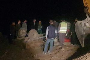 Bah&ccedil;eden d&ouml;nen &ccedil;ift trakt&ouml;r&uuml;n altında can verdi