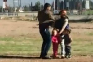 Akılalmaz olay! &Ccedil;ocuklarının g&ouml;zleri &ouml;n&uuml;nde eşini d&ouml;verek bayılttı