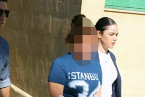 Tanımadığı kadını sokak ortasında bı&ccedil;akladı