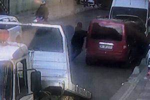 &Ccedil;ekiciden d&uuml;şen ara&ccedil;la minib&uuml;s arasında kaldı