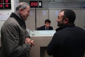 Hulusi Akar'dan askerlik şubesine s&uuml;rpriz denetim