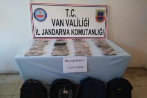 Ka&ccedil;akların &ccedil;antasından 11,5 kilo esrar &ccedil;ıktı