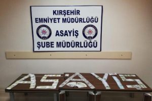 Cezaevi firarisi, sahte dolar ve eurolarla yakalandı