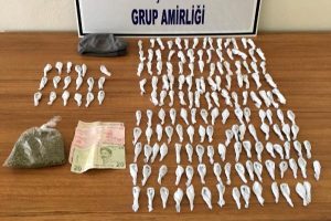 &Ccedil;atıdaki kiremitlerin altına saklamış!
