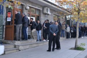 Y&uuml;zlerce kişi uzun kuyruklar oluşturdu!