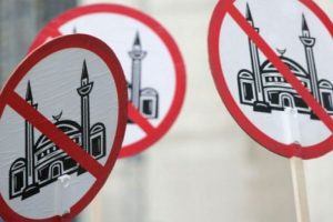 Hollanda'dan İslamofobik talep: Namazı &ouml;ğretmeyin