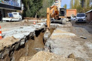 Toprak altında kalan iş&ccedil;i yaralandı