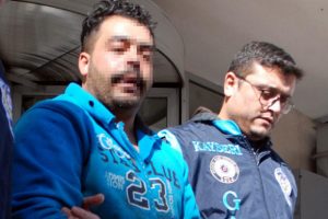 İdrarıyla ara&ccedil; camlarını silerken yakalandı!