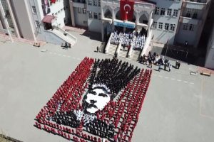 İlkokul &ouml;ğrencilerinden atat&uuml;rk koreografisi