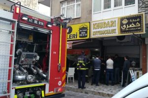 Kuyumcu d&uuml;kkanında yangın paniğe neden oldu