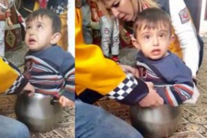 K&uuml;&ccedil;&uuml;k &ccedil;ocuk d&uuml;d&uuml;kl&uuml; tencereye sıkıştı