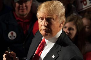 Trump'tan g&ouml;&ccedil;menlere sert &ccedil;ıkış