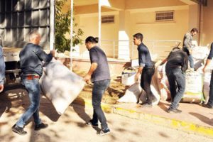 Ka&ccedil;ak&ccedil;ının evindeki kitaplar hayrete d&uuml;ş&uuml;rd&uuml;