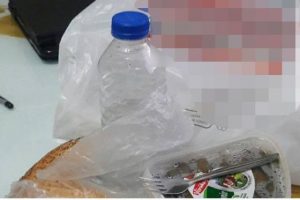 Ara&ccedil;ta yemeğini unutan &uuml;niversiteliye bir tencere sarma s&ouml;z&uuml;