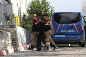 Kendisine bı&ccedil;akla saldıran oğlunu &ouml;ld&uuml;rd&uuml;