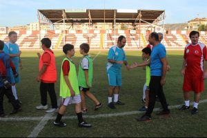 &Ccedil;ocuklar, futbolun efsaneleri ile buluştu