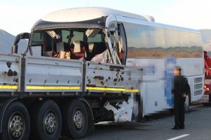 Yolcu otob&uuml;s&uuml; TIR'a &ccedil;arptı: &Ouml;l&uuml; ve yaralılar var